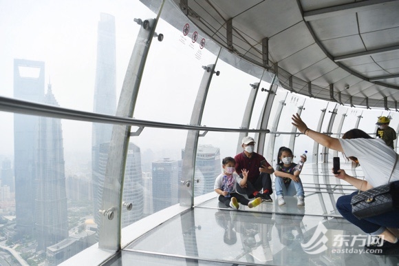 上海东方明珠电视塔率先开放迎客，首日防疫措施严格