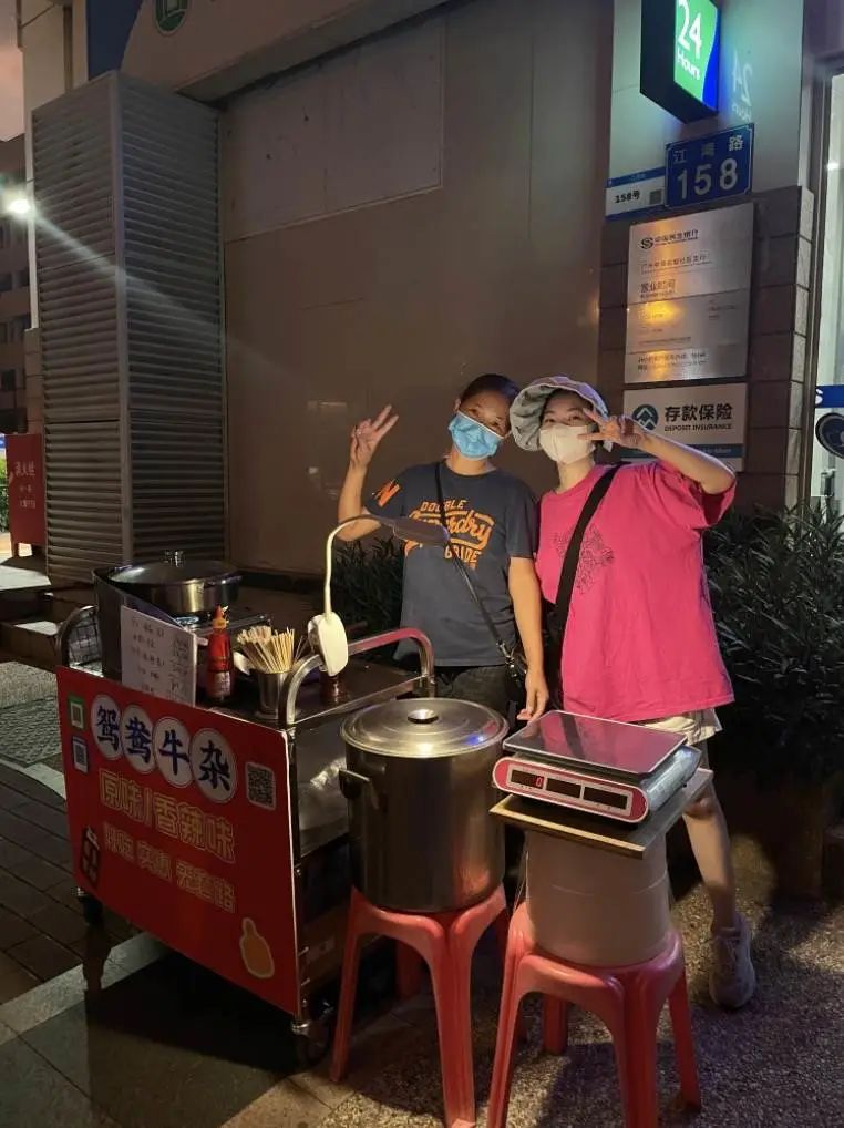 2025地摊暴利新产品视_00后毕业即摆摊_90后辞职摆摊经历