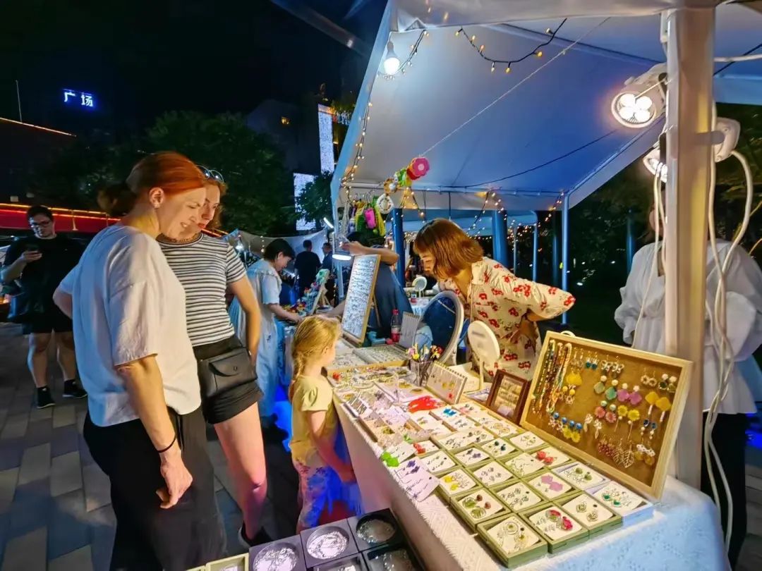 90后辞职摆摊经历_2025地摊暴利新产品视_00后毕业即摆摊