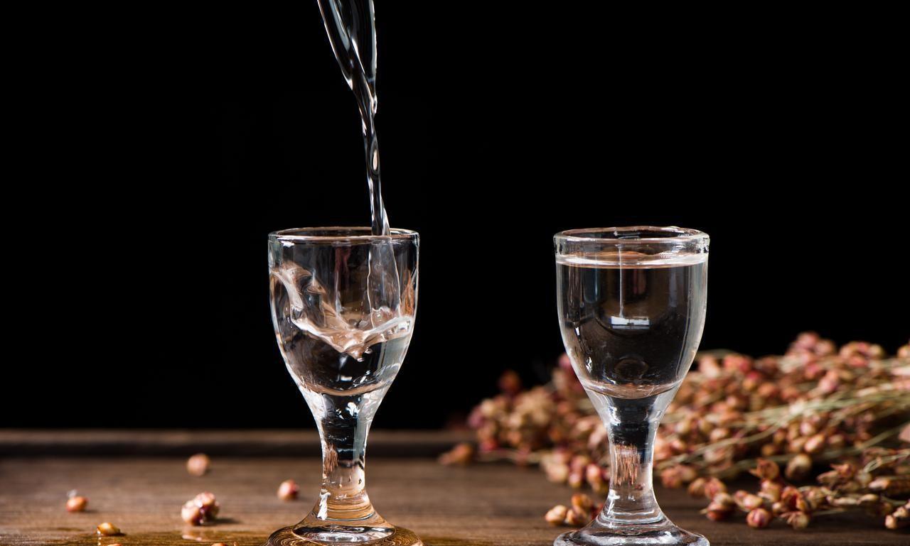 白酒三季报业绩下滑_100元白酒的利润有多大_皇台酒业净利润暴跌131.54%