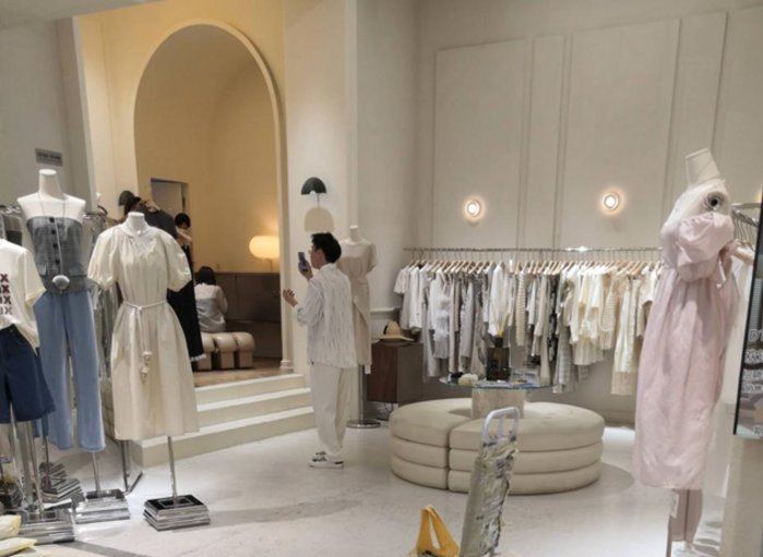 广州g2000女装实体店_十三行服装批发市场 线上转型 直播电商