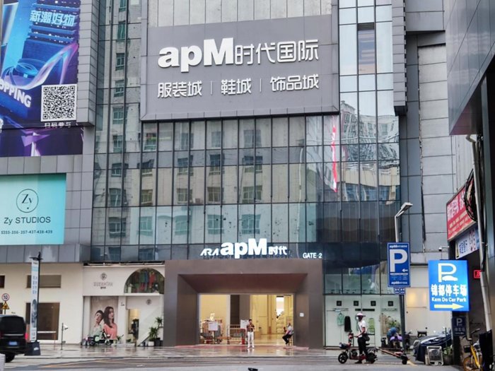广州g2000女装实体店_十三行服装批发市场 线上转型 直播电商